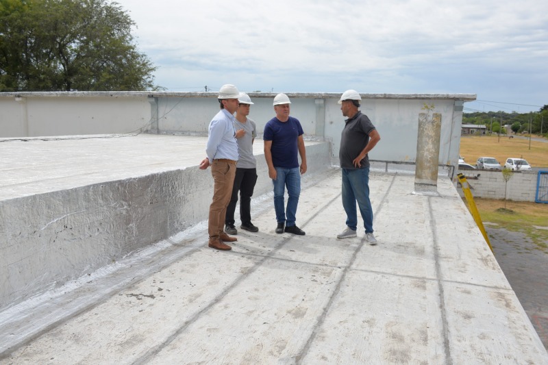 Trabajos de impermeabilizaci�n del techo en la EP N� 12 de Loma Negra